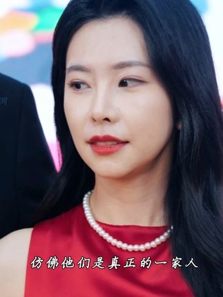 小女孩用尽全力去讨好的妈妈居然对自己视若无睹,直到妈妈亲手将自己推向坏人才明白不是所有的付出都会有回报