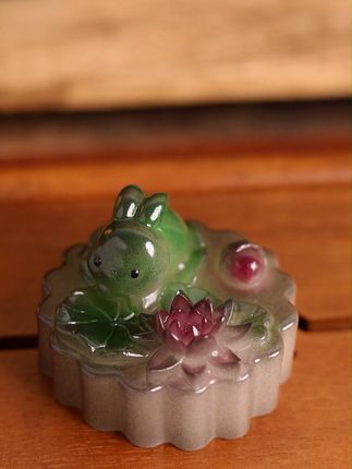 给你们分享一个我在家喝茶根本离不开的小东西,月饼造型, 给你们分享一个我在家喝茶根本离不开的小东西,月饼造型,非常可爱还能变色。热水一浇就变得晶莹剔透,就像一个真的冰皮月饼。月兔栩栩如生,月饼上盛开的莲花,还有花好月圆的美好寓意。摆在茶桌当摆件,还能当盖置。泡茶时浇一浇,看着变色非常治愈。可爱又实用,临近中秋这样一个可爱月饼不安排上?