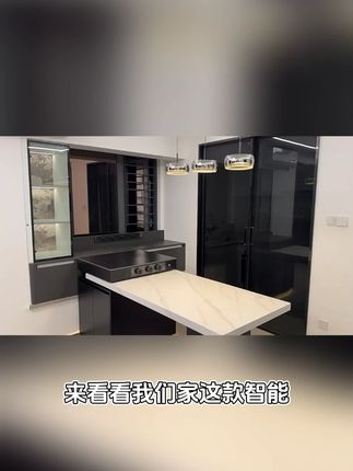 来看看我们家这款智能岛台餐桌吧。它是可以伸缩的餐桌,可以根据 不同的场景变化大小。还有这个双面的创意岛台设计,简直是收纳狂的福音啊!它的线路都做了2.0升级,而且藏在桌底下的地插线也很贴心哦。整体采用了环保烤漆工艺,摸上去手感非常好。这么棒的桌子,你还不心动吗?#岩板意式现代 #可伸缩家用餐桌组合 #高档灰色岛台餐桌一体 #伸缩餐桌岛台 工厂直销,生产厂家批发。