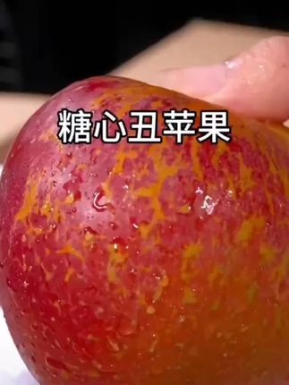 像这样的苹果你们吃过吗?这就是正宗的云南昭通冰糖心丑苹果。#丑苹果又甜又脆 #冰糖心苹果#苹果 #糖心苹果