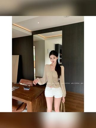 温柔纯欲氛围感长袖T恤女秋冬百搭褶皱设计V领收腰短款上衣00232#秋冬T恤 #温柔纯欲风 #百搭上衣 #V领短款 #褶皱设计