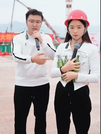 兰蔻香水的味道、氨基酸的成分啊,孕妇宝妈三岁以上的孩子都可以去使用,因为它是无硅油的不含任何刺激性的成分!它主打就是控油蓬松、去屑止痒,头发油油的、爱长白屑屑的、经常脱发掉发的,使用这款洗发水能够很好的改善这些问题哦!#好物推荐🔥 #超便宜超划算