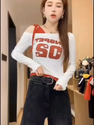 美式甜辣撞色拼接假两件长袖T恤女字母印花斜领露单肩短款棉上衣#美式甜辣风 #斜领短T #假两件上衣 #纯棉T恤 #女款时尚