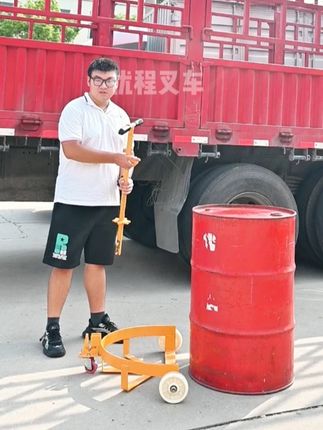 低位油桶搬运车 额载500公斤,手柄带4种开桶器,尼龙轮,聚氨酯轮可选。#油桶搬运车 #油桶搬运神器 #油桶搬运 #油桶 #仓储物流工厂搬运车