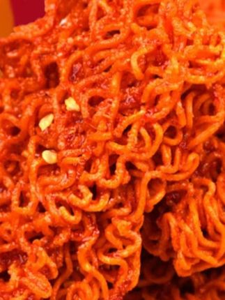 嗜辣星人集合!这款魔鬼爆辣干脆面也太够味了!干吃一口,香酥脆到掉渣,爆辣后劲直冲天灵盖,越辣越想吃,根本停不下来~整箱囤超划算,独立小包装揣兜里,追剧、加班、解馋随时开一包。面身够脆,调料粉给得超足,每根面条都裹满辣香,吃完嗦手指都觉得香!能扛住这辣味的才是真勇士,爱吃辣的宝子赶紧冲,挑战你的味蕾极限#零食  #干脆面  #干吃面  #解馋零食  #爆辣干脆面