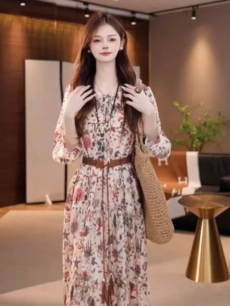 🌸复古感底色➕碎花,像是把整个夏天的温柔都穿在了身上,约会野餐拍照直接美成滤镜!#夏季新款 #品质女装 #穿出高级感 #出游穿搭 #碎花连衣裙
