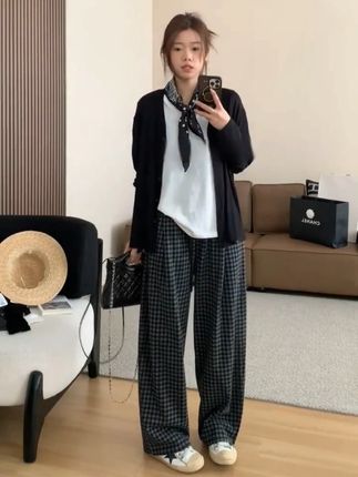 早秋一定要试试这种松弛又慵懒的格子裤~ 面料柔软有垂感 版型巨遮肉!韩系慵懒感拉满了~早八人真的随便穿穿就很好看!上班通勤神裤了好嘛~ #显瘦穿搭 #韩系穿搭 #百搭神裤 #女装 #秋冬穿搭