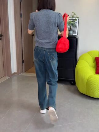 百搭又显瘦的窄版阔腿牛仔裤 姐妹们赶紧整太合适了 #牛仔裤 #显瘦穿搭 #百搭裤子 #遮肉显瘦 #阔腿裤