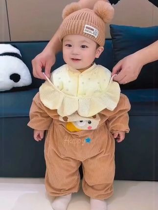 怎么不让我早点发现#连体罩衣 呀,也不至于每天洗三四身了,秋冬天也太太太方便了!天冷了厚衣服洗多了都不暖和了,有了这个随便造也不心疼#人类幼崽   #耐脏罩衣   #连体罩衣真的太实穿了   #宝宝罩衣