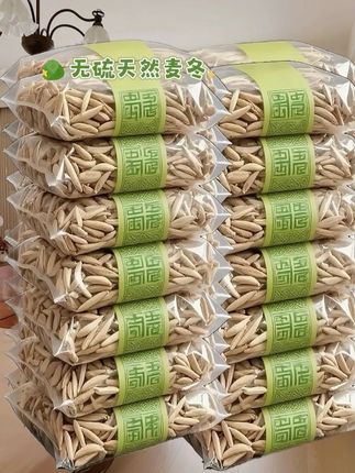 品味麦冬茶韵,畅享自然气息!麦冬,大自然的珍稀宝藏,经我们精心研制,已化作一杯杯绝妙佳茗,诚邀您共赴一场别致的茶香之旅。轻啜麦冬茶,如丝般柔滑的口感,那是大自然赋予的甘甜之礼,让人陶醉不已。,我们为您奉上纯净天然的麦冬茶叶。每次冲泡,碧玉般的茶汤清澈透亮,赏心悦目。不论是闲适的午后时光,还是忙碌的工作间隙,一杯麦冬茶,总能为您带来心灵的宁静与慰藉。独自品茗,尽享静谧与悠然;与友共饮,则成为情感交流的佳酿。,不要错过这份大自然的厚礼,让麦冬茶成为您生活中的知心伴侣。细细品味这来自大自然的馥郁芬芳,让健康与品味相伴每一刻!#发现绿色农产品之美 #麦冬盛宴味觉之旅 #麦冬茶新风尚 #泡制麦冬享受人生