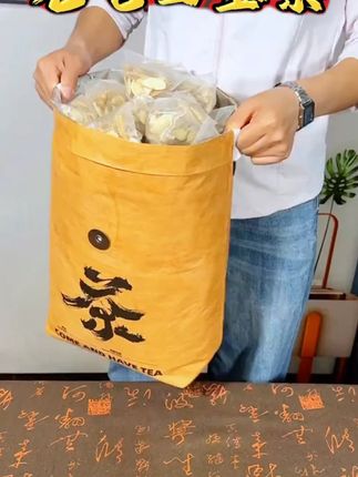 00:03 黄芪5克~党参4克~麦冬4克~西洋参3克~加水煮20分钟泡出味道,这就是著名的元气四宝茶。每天一杯,元气满满。 00:25 四宝茶可不简单,都是经过严格的科学配比,精选黄芪、老党参、麦冬、西洋参四味珍贵草本,每次一包热水冲泡5分钟就可以