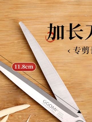 制作#剪刀面 时,和面是关键的第一步,需加入适量的盐,和好的面团稍硬些,醒面让其更具韧性 。咬起来弹性十足、很有嚼劲!忙完一天的工作来上一碗热气腾腾的剪刀面,都能让人从舌尖暖到心间!#在家做美食 #面食分享 #剪刀 #厨房好物