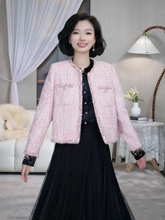 姐妹们,这件正肩小香风外套必须拥有姓名!温柔的粉色调超显白,上身秒变芭比甜心,贵气千金氛围感直接拉满 。全手工重工织带设计,精致到每一处细节,满满的高级感,走在街上想不吸睛都难 !不管是约会、聚会,还是职场通勤,都能轻松驾驭,让你美出新高度~#小香风 #小香风外套 #高级感穿搭 #约会穿搭 #通勤穿搭