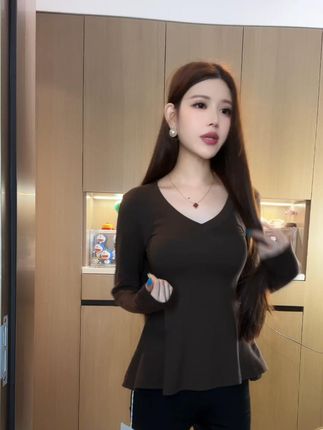 早秋辣妹长袖荷叶边下摆V领T恤收腰显瘦修身百搭款+常规长袖 #显瘦穿搭#显瘦遮肉#穿出高级感#品质女装#连衣裙