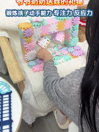 简单的积木竟然能拼搭出上百种造型,还能让积木动起来,孩子一玩就停不下来。#电动齿轮积木 #百变电动积木