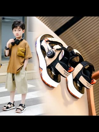 2025新款男童夏季防滑沙滩鞋 男童夏季凉鞋 哟,来看看这款男童凉鞋。它是2025新款哦,很时尚的韩版设计,哪个小男孩能拒绝呢。软底的设计,孩子穿着走路不累脚。而且它防滑效果特别好,夏天带孩子去沙滩玩,或者在有水的地方,都不用担心会滑倒。鞋型很贴合孩子的脚,让孩子活动起来自由自在。这么棒的鞋子,给咱家小宝贝安排上吧。#男童凉鞋 #2025新款 #夏季沙滩鞋 #防滑鞋 #韩版男童鞋
