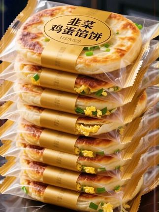 韭菜鸡蛋馅饼。韭菜鸡蛋馅饼的美味吃法。 刚出锅的韭菜鸡蛋馅饼,外皮金黄酥脆,咬下去“咔嚓”作响。不妨搭配一碗热气腾腾的小米粥,让软糯与酥脆口感交织。或是淋上少许香醋,搭配一碟脆爽的腌黄瓜,酸味巧妙中和油腻,黄瓜的清爽为味蕾带来新惊喜。若是喜辣,蘸上自制辣椒油,鲜红的辣油裹满馅饼,焦香、葱香、韭菜香与辣味瞬间在口中迸发,每一口都层次丰富,吃完再喝一口酸梅汤,酸甜滋味解腻又畅快,将韭菜鸡蛋馅饼的美味发挥到极致。#韭菜鸡蛋馅饼#饼#馅饼#好吃#美食