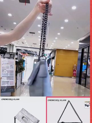 这个国潮风的折叠包真的太好看了,而且它还可以变成三种不同的包包,可以手拎,也可以单肩背,还可以斜挎着背着,真的是特别实用。它的容量也很大,出门需要带的东西都能装得下。#包包 #包包推荐 #百搭包包 #折叠包 #美包分享