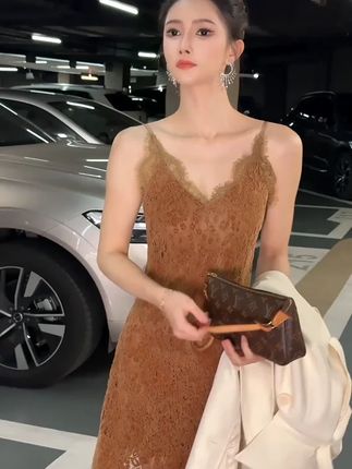 蕾丝拼接显贵气吊带连衣裙女秋冬百搭新款裙子修身辣妹短裙#气质仙女裙穿搭 #约会穿搭 #我又心动了 #女人味穿搭 #吊带裙