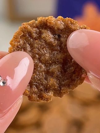 雀好荞麦锅巴 #零食推荐 #追剧小零食 #好吃到停不下来 #吃货必备 #办公室零食 咬下去咔嚓响,脆到骨子里却不硌牙,带着粗粮特有的酥松感