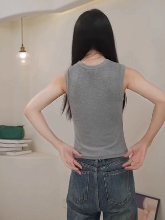 救命!早秋穿搭首选背心!遮副乳不透垫 早秋吊带跟外套好配哦! 吊带带胸垫免穿bra!真的是懒人福音啊! 双层面料,胸垫透了个寂寞! 肩带加宽有弹力不勒卡,遮副乳还显直角肩! 自带胸垫按压秒回弹,面料柔软机洗不变形起球#显瘦穿搭 #今天穿什么 #小众设计感 #吊带背心 #百搭神裤