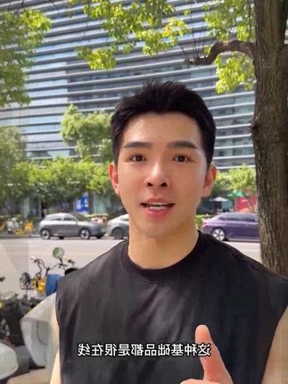 无袖T恤宽松纯色潮流坎肩简约背心男款 #httpshaohuoj#  坎肩  #背心#  健身穿搭  #夏季穿搭