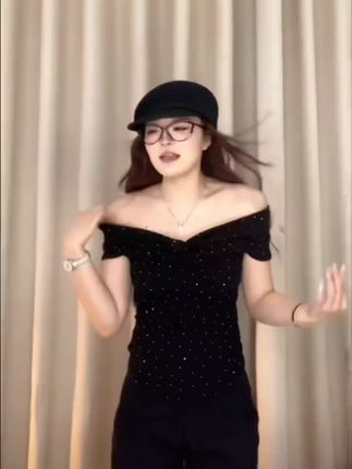 YIDENG美式辣妹一字肩短袖t恤夏季修身显瘦高级感灰色露肩女上衣#显瘦穿搭 #苹果型身材 #今天穿什么 #完美身材 #扭一扭