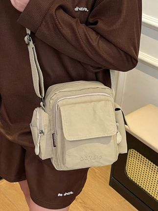 男女同款轻便简约单肩包包小挎包防泼水韩版休闲风斜挎包尼龙布包#单肩挎包 #男女同款包 #防泼水包包 #韩版挎包 #休闲斜挎包