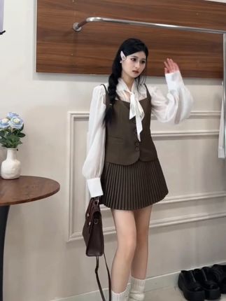 韩系名媛气质套装马甲背心系带长袖衬衫女装秋季百褶半身裙三件套 韩系名媛气质套装马甲背心系带长袖衬衫女装秋季#韩系名媛气质 #ootd穿搭 #穿出高级感 #今天穿什么 #小个子显高显瘦穿搭