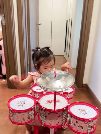 这种玩具要多去给宝宝入手培养兴趣锻炼手眼协调能力我闺女有了这个架子鼓真的是玩嗨了根本想不起来看手机!#一起学打鼓 #三脚蟾架子鼓 #乐器演奏