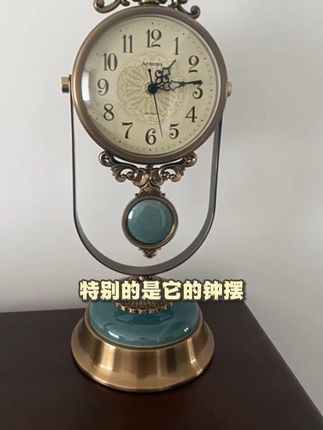它就是我家这个静音装饰座钟,它的外观简直太精致了, 上面还有精美的欧式复古花纹,而且还是静音扫秒走时的,一点误差都没有。特别的是它的钟摆是冰裂纹的陶瓷钟摆,看着非常有艺术气息,放在家里不仅实用还好看。价格便宜,质量好。 喜欢的朋友们抓紧时间把它带回家吧。工厂直销生产厂家批发#装饰座钟 #钟表摆台 #摆钟 #摆钟推荐 #摆钟报时