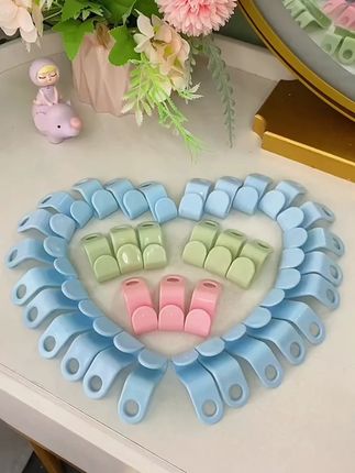 一个小小的衣架连接挂钩,套过衣架,可以把衣架一个个串联起来,归类整理,节省空间#实用好物