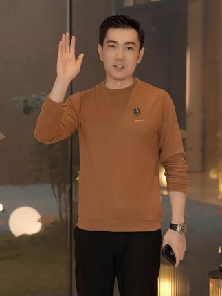 立体裁剪贴合亚洲男士身形。多色可选,单穿叠穿都帅气。#男装 #男士打底衫