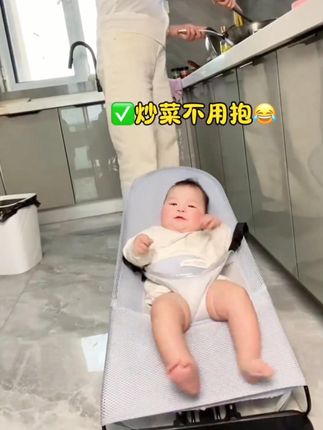 有娃的家庭,都去入手这个#哄睡摇摇椅 解放双手真的太爽了,吃饭的时候放在上面,能安心吃饭,上厕所放在上面,也能安心好多!