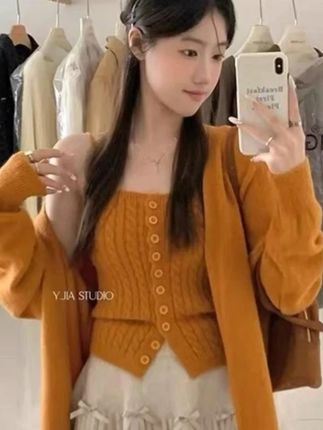 小伙伴们这个两件套真的太好穿了,橘色显白的不要不要的#今日穿搭 #小个子穿搭 #梨形身材穿搭 #慵懒风穿搭 #针织毛衣