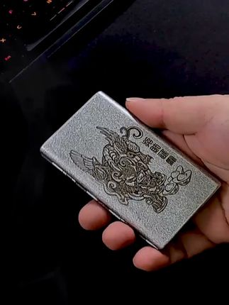 老爸收到舍不得用!礼盒装超薄黄铜烟盒开箱 放进口袋不鼓包 传统工艺与现代设计完美结合!#酷宝烟盒 #国潮烟盒 #男生喜欢的礼物 #烟民看过来 #烟盒