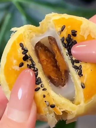 买一盒送一盒,不管是自己吃还是送人都可合适了 #蛋黄酥 #中秋礼盒 #中秋送礼 #糕点 #流心酥 @抖音小助手 @巨量千川 @DOU+小助手