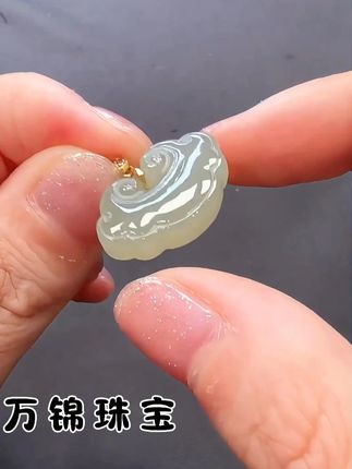 ✨你不要觉得百八十能买到什么好东西,这个如意就是物超所值的料子,青海料的浅晴水的,好看的很还特别厚实 #万锦珠宝 #和田玉 #祥云如意 #青海料 #首饰分享