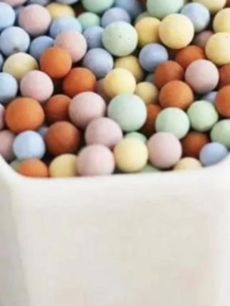 彩色陶粒球,养花造景两不误 养花必备的彩色陶粒球来啦!专门用于花盆垫底、铺面和造景,小彩蛋造型颜值超高,铺在花盆表面瞬间提升盆栽美观度。作为垫底材料,它能增强盆土透气性,避免积水烂根,让植物根系呼吸更顺畅;铺面则能减少盆土扬尘,还能抑制杂草生长。材质轻便耐用,不会板结,适配各种盆栽花卉。不管是养多肉、绿萝还是开花植物,用它既能护花又能装饰,让养花变得更精致! #彩色陶粒球养花专用 #陶粒 #材料 #透气 #养花