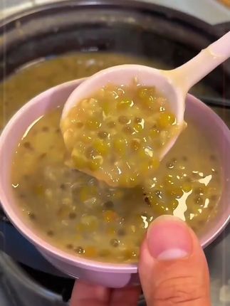夏天必吃的绿豆西米露 天气越来越热了,大家不要整天雪糕奶茶了,试试这个#绿豆西米露软糯香甜,清凉又解暑,全家老小都爱喝#夏日甜品 #红豆西米露