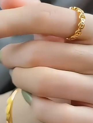 爱财者风生水起,听上岁数的老人说多戴铜钱戒,寓意美好! 爱财者风生水起,听上岁数的老人说多戴铜钱戒,寓意美好,财满缘聚,爱随指绕,岁岁富足#铜钱戒指 #饰首饰 #钛钢饰品