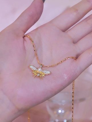 今年七夕这条可爱的小蜜蜂项链太流行了,寓意很好,戴上很精致#项链 #七夕礼物 #首饰分享#美出高级感