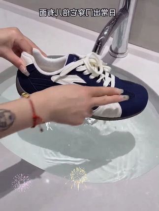 宝子们,型男看过来!环球新款男士内增高德训鞋简直是夏日穿搭神器!网面材质超透气,夏天再也不怕捂脚啦。薄底设计不仅百搭,还悄悄增高,让你气场瞬间两米八!赛车鞋的款式时尚又个性,谁穿谁帅,冲就完事儿!#男士内增高鞋 #夏季透气男鞋 #百搭男鞋 #时尚德训鞋 #新款赛车鞋