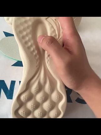 ✨安踏绵绵弹,琥珀流光奏响秋季校园通勤乐章 秋季,安踏绵绵弹以琥珀系流光奏响独特乐章。学生校园里的时尚精灵,日常通勤的轻便之选,休闲运动的舒适依靠,软弹每一刻 #安踏绵绵弹种草 #秋季潮流跑鞋安利 #琥珀系穿搭灵感 #校园时尚潮流范 #休闲运动新方式