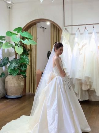 高级感缎面婚纱 #每个女孩的婚纱梦 #婚纱 #婚纱礼服简单高级 #备婚日常 #穿上婚纱