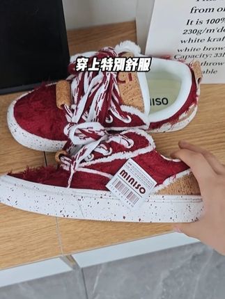 未来几个月只买一双鞋就它了!名创酒红面包鞋高级感满满!!! #好物推荐🔥 #软底软面穿上超舒服 #给夏天一点颜色看看 #轻松get夏日淡人穿搭 #名创优品
