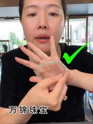 🍃君君主卖青海料 青海料价格不高 但是料子很冰透漂亮 唯一缺点是有杂质 大家能接受吗 感兴趣的姐妹点进直播间看看货#万锦珠宝直播间 #万锦珠宝店铺 #和田玉