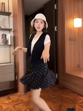 {23}【蓝宝石】进口雨露麻亚麻极简显瘦气质V领马甲短裤两件套装#爆款热卖中