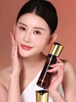 主打效果:美白淡斑 祛黄提亮,适用于经常熬夜的姐妹#神大英子 #珂尼娜品牌 #吴宣仪 #美白水乳