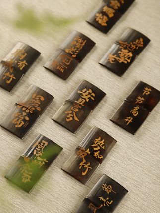 文创冰箱贴📸可定制太戳我了 最近入手了一款竹制冰箱贴,可以定制名字或图案,放在冰箱上很有仪式感。安吉的文创设计也很有特色,作为伴手礼很合适。材质环保,手感细腻,日常使用也很实用。 #冰箱贴 #装饰冰箱 #冰箱装饰 #新中式